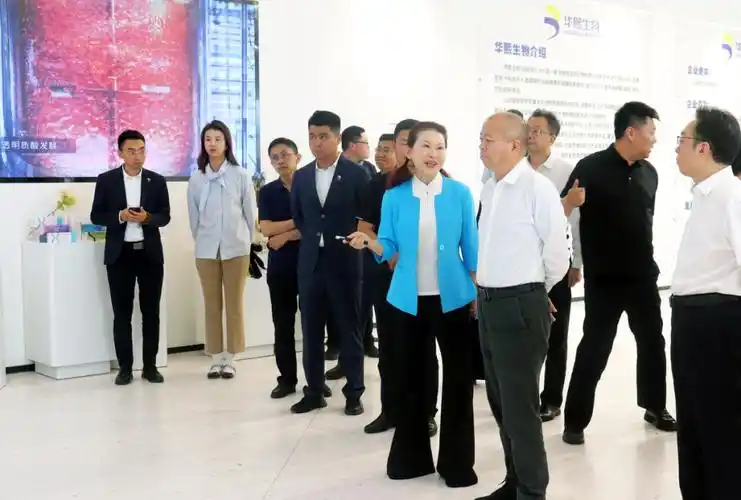 华熙生物董事长兼总裁赵燕及相关管理团队陪同参观.