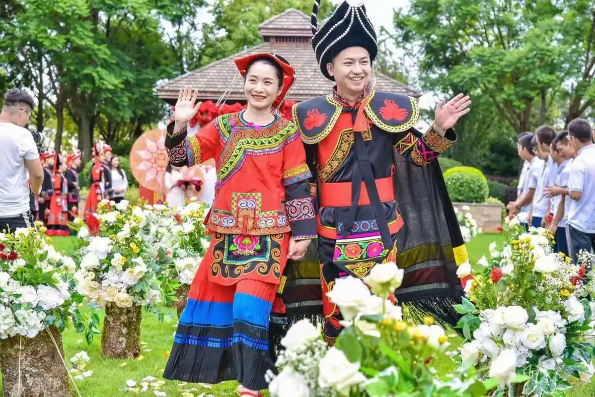 23对新人跨越五省相聚云南体验特色民族婚礼
