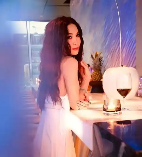 温碧霞参加派对头发着火被蜡烛点燃差点毁容火苗烧到了头顶