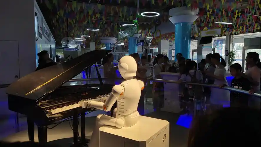 五(4)智多星中队的队员们在辅导员和家长们的带领下准时到达市科技馆