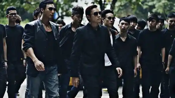 沈阳黑老大刘涌纪实当街暴打一男子不料踢到钢板对方大有来头