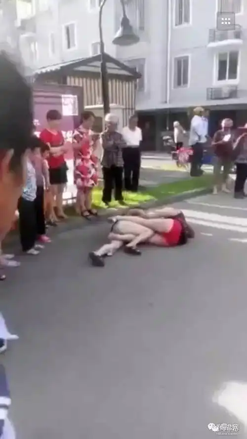 嘉兴某小区原配大战小三?在地上扭成一团.红色内裤都露出来了!