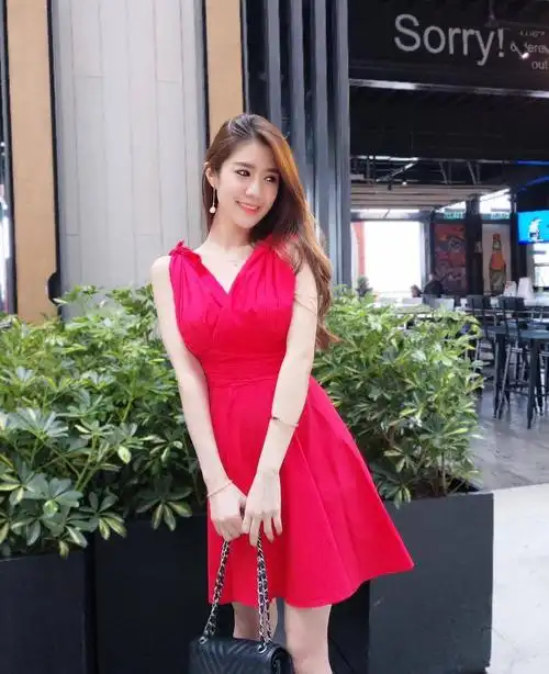 ins:马来西亚小姐姐,一席红色开背连衣裙,尽显美丽高贵气质