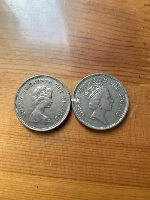 女王走了在存钱罐里翻出了两枚珍藏的硬币