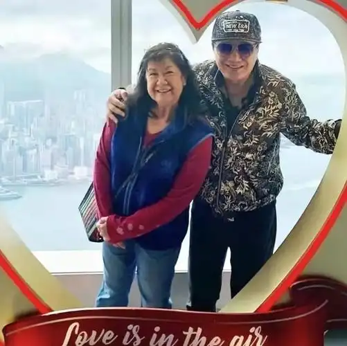 歌王许冠杰一家六口现身混血妻子身材发福双胞胎孙子似外国人