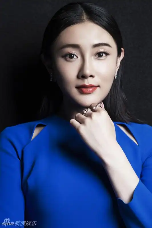 组图张译木质感写真曝光时尚蓝精灵气场彰显