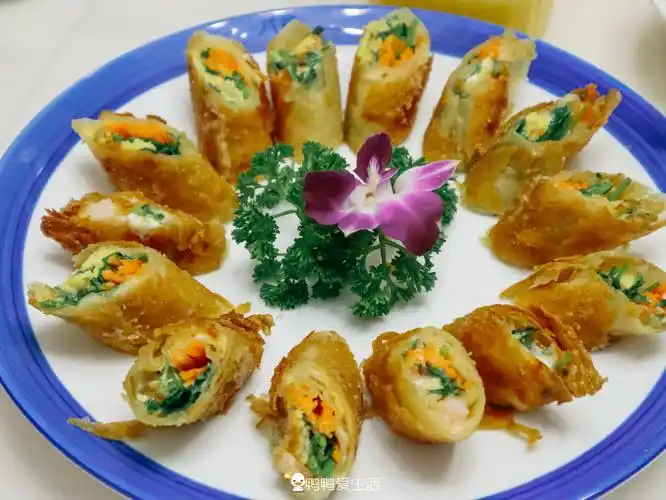 手工海鲜卷,纯手工制作,海鲜卷包裹着沙拉酱,虾肉,鸡蛋和生菜,带着