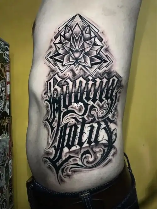 侧腰纹身#花体字_纹身_花体字_和你刺青处攻略_lotus怎么样_侧腰花体