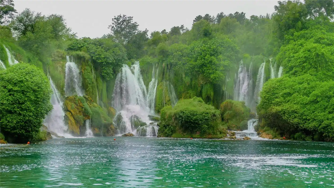 山间瀑布唯美高清桌面壁纸