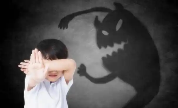 孩子总说怕黑,怕鬼,父母这样做才是标准答案