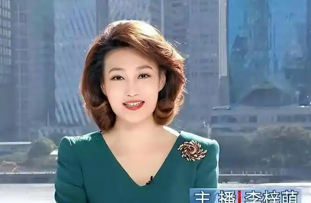 央视主持李梓萌贷款上班20年戴假发出镜真实面目颜值很高