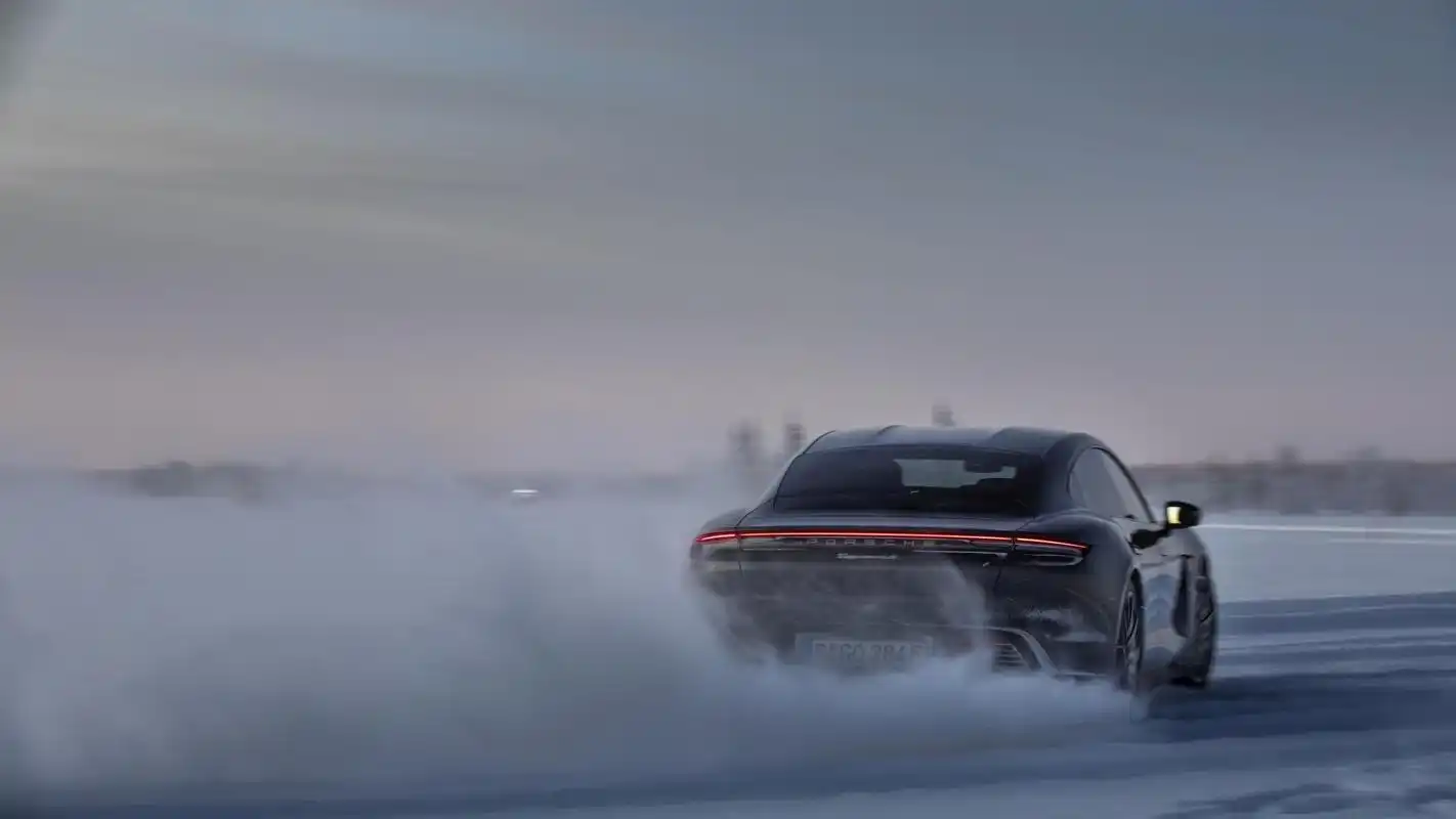 雪地里的跑车高清桌面壁纸