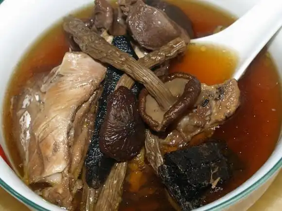 滋补精品紫灵芝炖鸡,养生必备的美食哦!