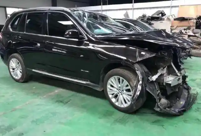 汽修厂来了辆宝马x5,车主:出事故后不想修了