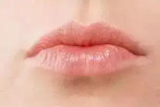 与仰月口相反的口型是"覆船口".