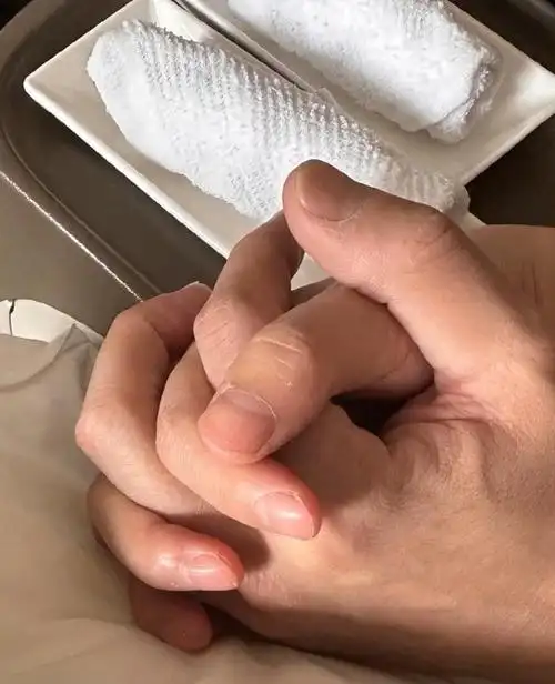 徐冬冬与尹子维官宣复合!床单上双手紧握,网友:好马也吃回头草