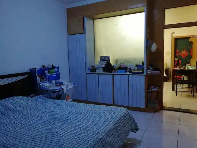 通往阳台的房间(晚上拍摄)