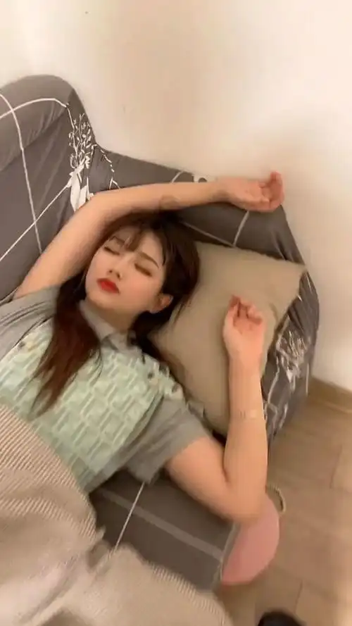 女朋友睡着了,天天欺负我,看我这次怎么整她