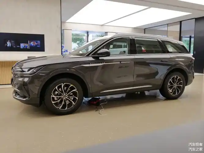 赏析美系豪华车型林肯飞行家vs航海家vs探险者昆仑巅峰版