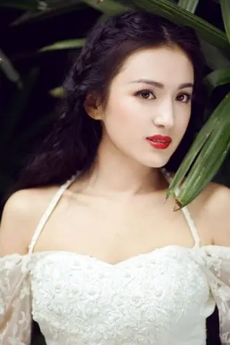 李艳冰,中国内地女演员,歌手,平面模特,1983年9月17日出生于湖北荆州.