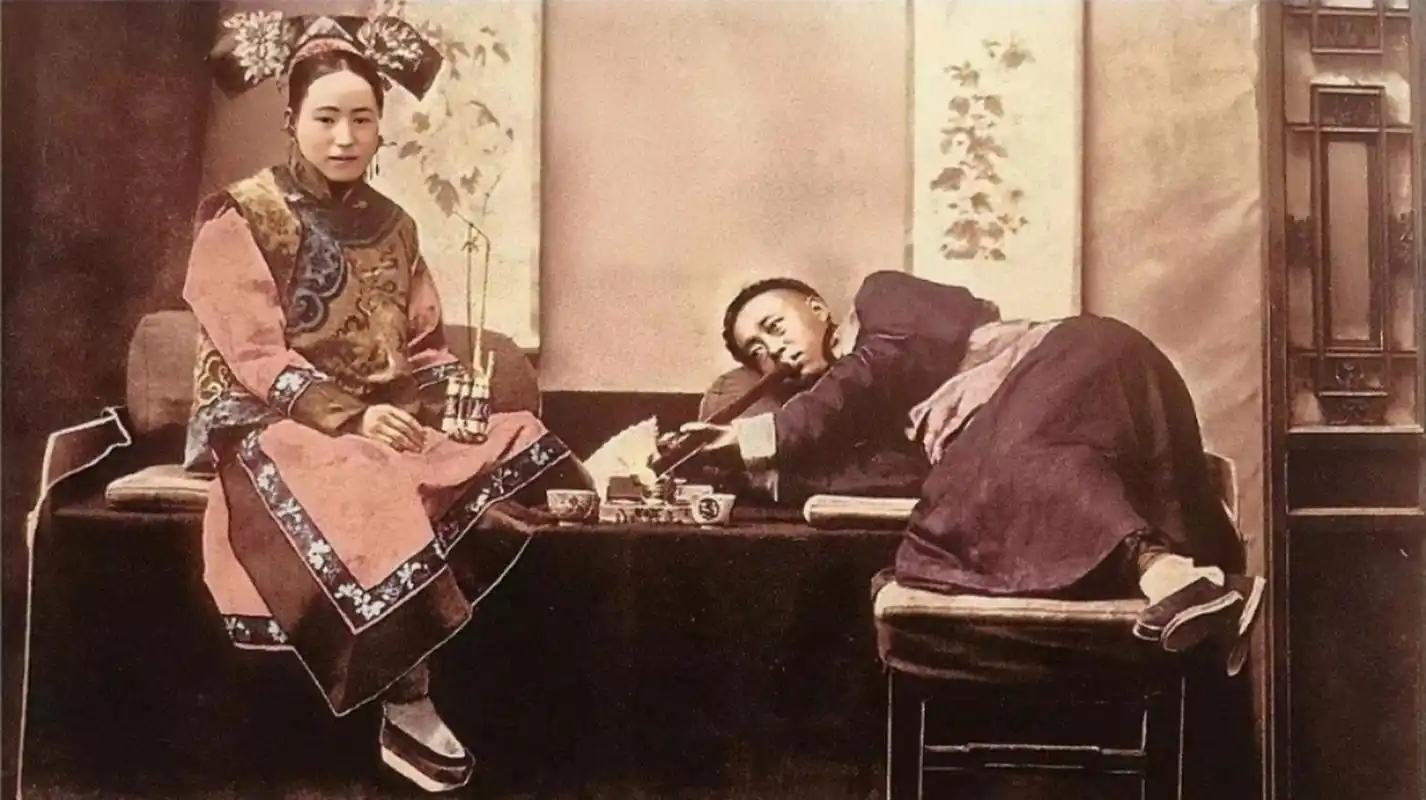 男人躺在床榻上,正在吸食,女人坐在床榻上,显然已经吸完了!