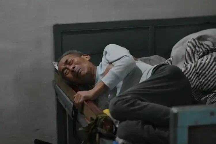 看到老人无奈的眼泪,我心里很难受