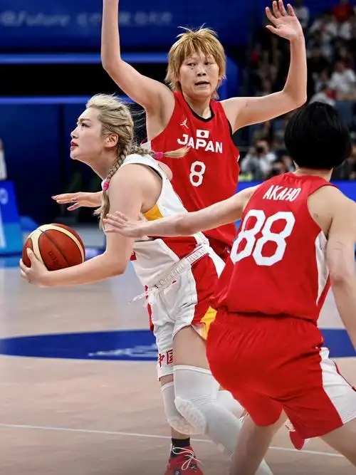 李梦突破日本队防守