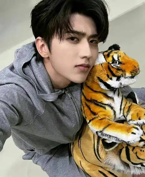 蔡徐坤罕见更新生活照,全身白色系少年感十足,但是肤色黑了很多_阳光