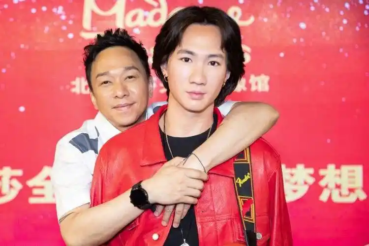 黄家驹墓碑又被破坏,黄家强接受采访,他的反应跟9年前迥然不同