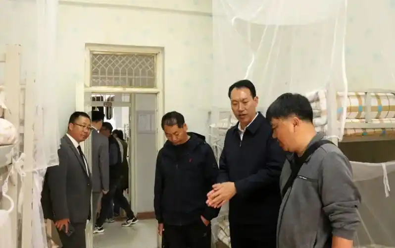 龙城中学一行在鲁植校长,副校长林萬福,杨晓龙,王娜等学校领导的陪同