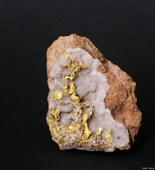 金在矿石中常以游离状态产出,最常见的矿物为自然金与银金矿,它们都