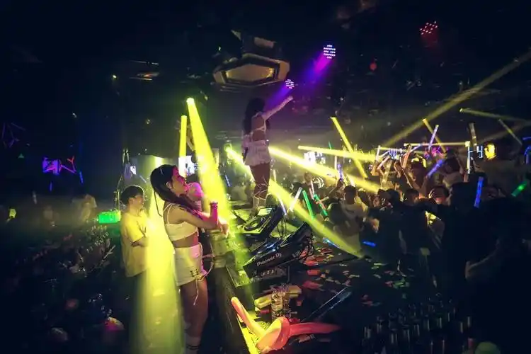 红爵之夜激情回顾欲罢不能的夜晚重复再重复