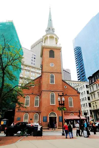 诸塞州议会大厦位于波士顿的灯塔山上,是一座有着金色圆顶的古典建筑