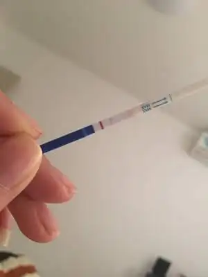 还有2天大姨妈 这是今天早晨早早孕试纸 请问这麼浅是有了么