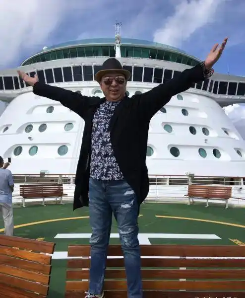 后来,由于罗大卫的欺骗,李连杰签署了第一次"对赌协议",要求李连杰