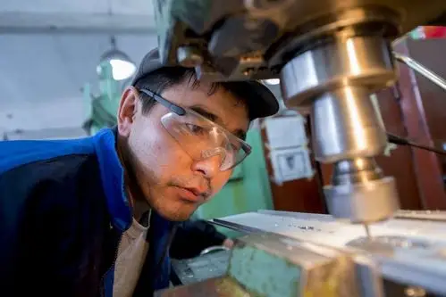 这是该防务企业金属加工车间内工作的镜头