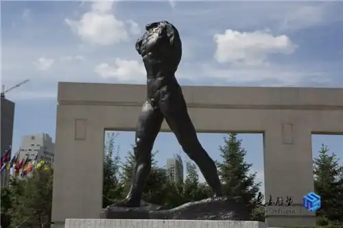 《行走的人》虽然是一座无头无臂的雕塑,但在罗丹看来,这个残缺的人体