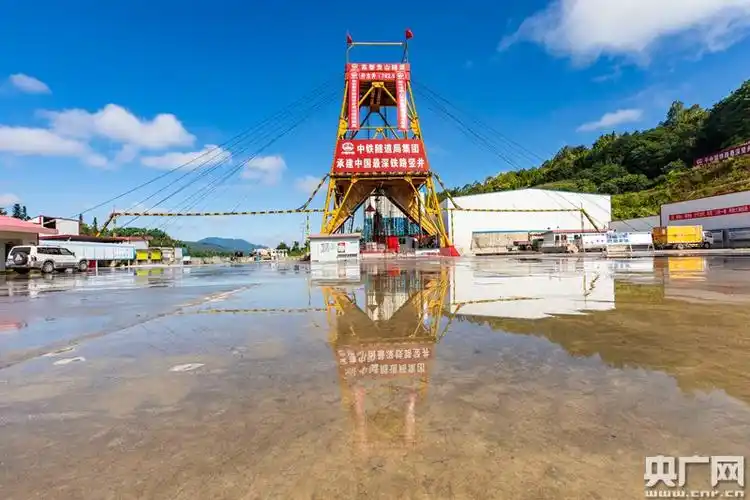 大瑞铁路高黎贡山隧道1号竖井打破国内铁路竖井最深纪录