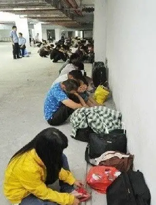 传销窝点真实生活数十男女混睡组图