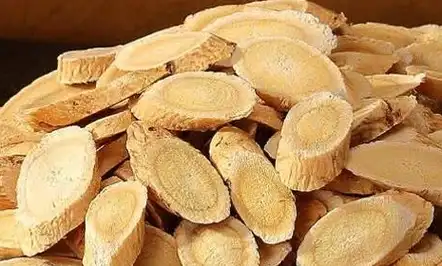 女性喝黄芪水具有美容养颜的功效,因为黄芪具有益气的作用,能帮助健脾