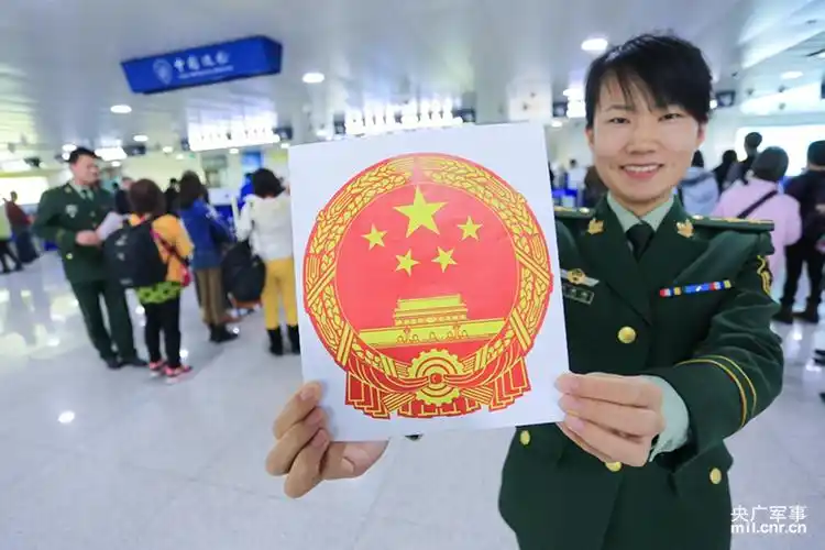 山东青岛机场边检开展普法宣传活动