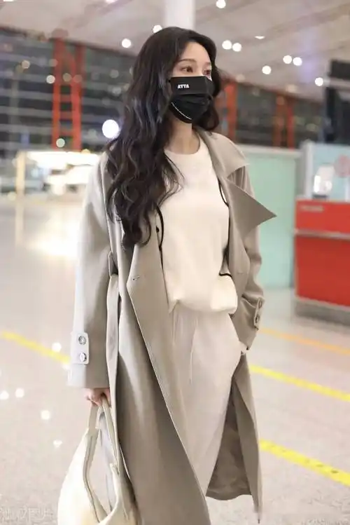 街拍张俪米色大衣端庄时尚长发飘飘靓丽夺目