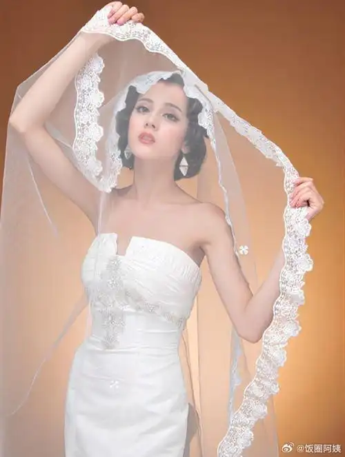 到迪丽热巴15岁时拍的婚纱照片,所以迪丽热巴是15岁时就长成这样了吗?