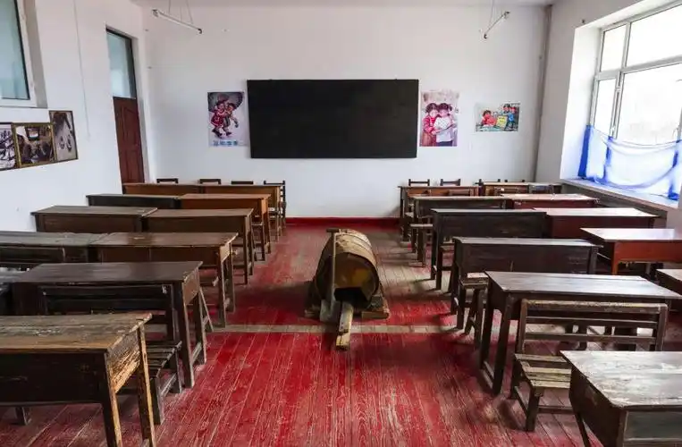 学生教室取暖设施,铁桶改装后的火炉子.