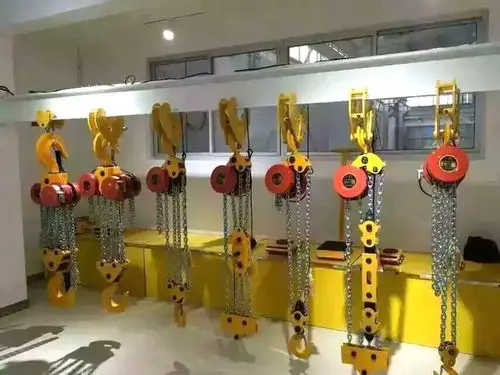 只要搭设一个外墙脚手架,配上dhp型环链电动葫芦作为提升机,用电控箱