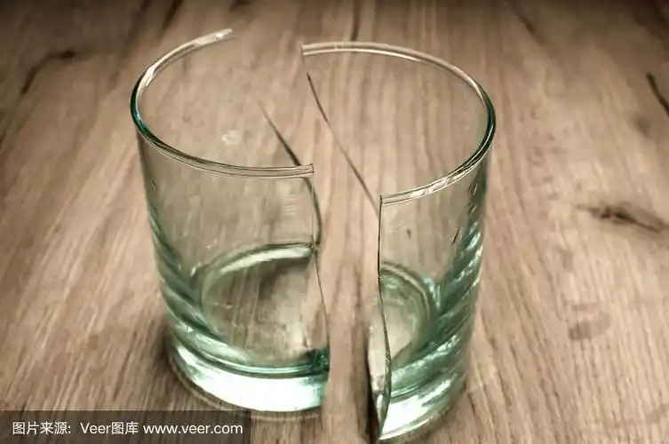 破碎的玻璃杯子