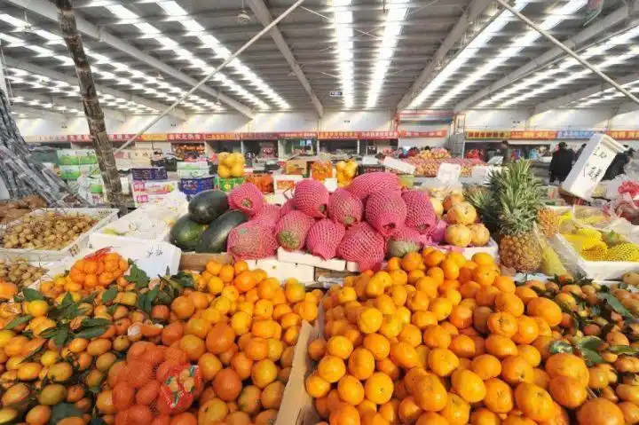 相信大部分去水果批发市场的朋友都是为了进货,因此,选购水果将关系着