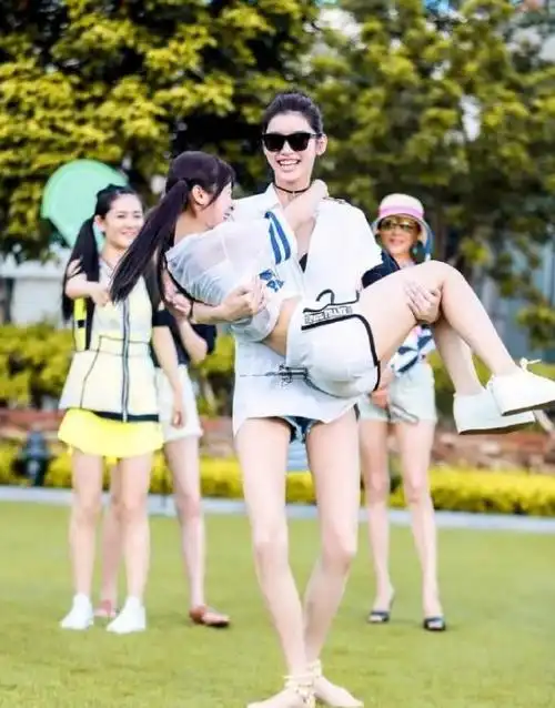 女明星的公主抱,肖战孟美岐血色浪漫,李兰迪靠双人抬梯子!