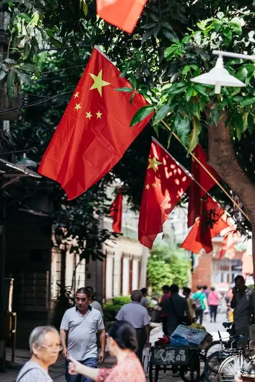 广州老城区五星红旗迎风飘扬迎国庆