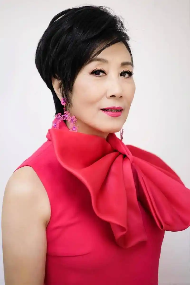 73岁汪明荃又时髦了,波点裙搭配格纹围巾玩混搭,剪了短发显年轻